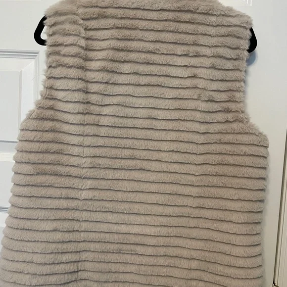 Calvin Klein Women’s faux fur vest - Medium - Picture 7 of 7